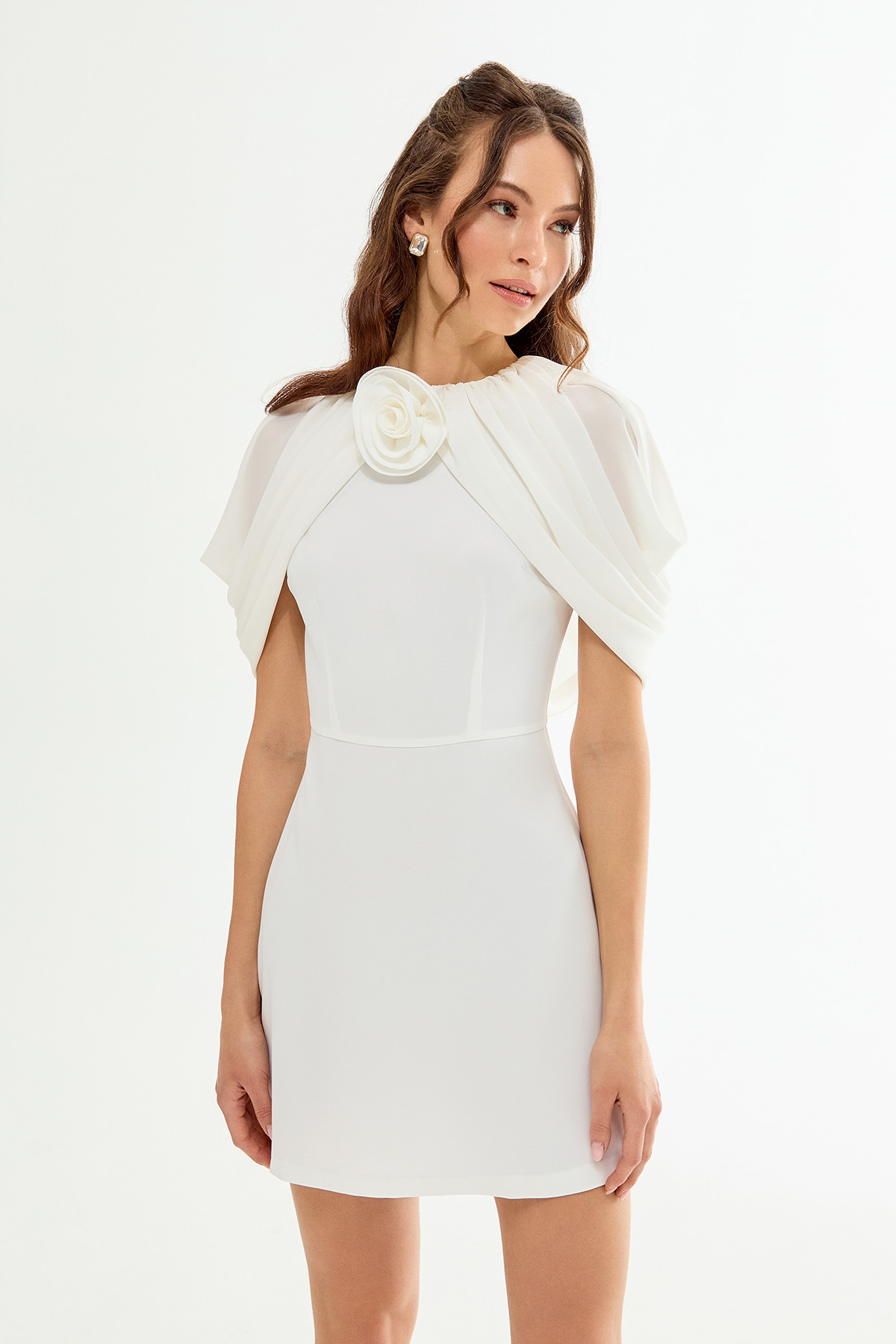 SHERI Gül Detaylı Pelerinli Mini Beyaz Elbise